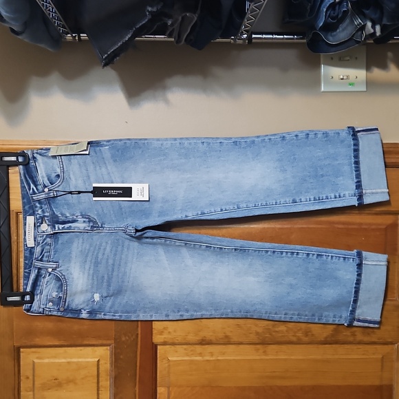 NWT Liverpool Marley Girlfriend Cuffed Low-Rise Distressed Jeans - Picture 3 of 15